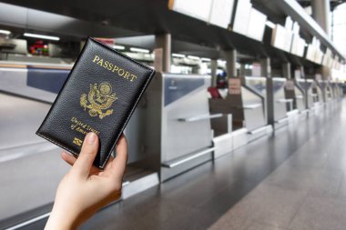 Havaalanının karşısındaki girişte Amerikan pasaportu tutan kadın. konsept. Amerika. Usa