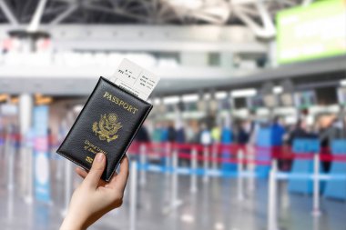 Havaalanının karşısındaki giriş alanında Amerikan pasaportlu bir kadın el ele tutuşuyor. konsept. Amerika. Usa