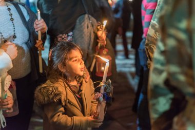 Heraklion, Girit, Yunanistan - 28 Nisan 2019: İnsanlar Agios Minas Katedrali 'nin dışındaki Paskalya gecesinde mum yakarak kutlama yapıyorlar