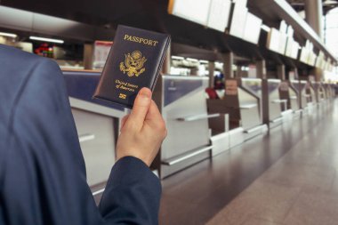 Havaalanının karşısındaki giriş alanında elinde Amerikan pasaportu olan mavi takım elbiseli bir adam. konsept. Amerika. Usa