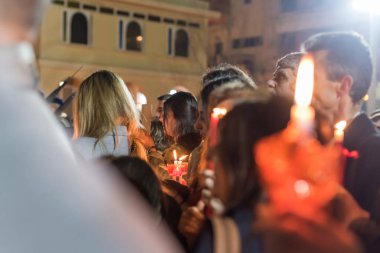 Heraklion, Girit, Yunanistan - 28 Nisan 2019: İnsanlar Agios Minas Katedrali 'nin dışındaki Paskalya gecesinde mum yakarak kutlama yapıyorlar