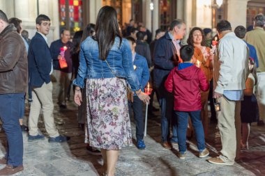 Heraklion, Girit, Yunanistan - 28 Nisan 2019: İnsanlar Agios Minas Katedrali 'nin dışındaki Paskalya gecesinde mum yakarak kutlama yapıyorlar