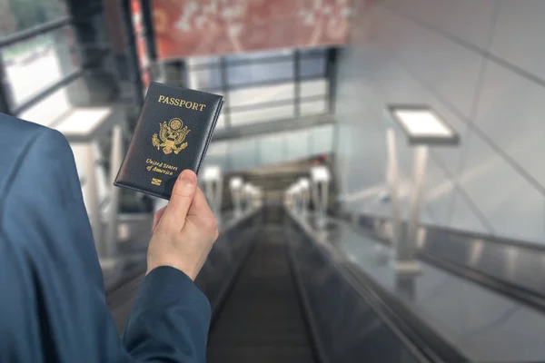 Hombre Hombre Negocios Traje Azul Con Maleta Con Pasaporte Americano —  Fotos de Stock