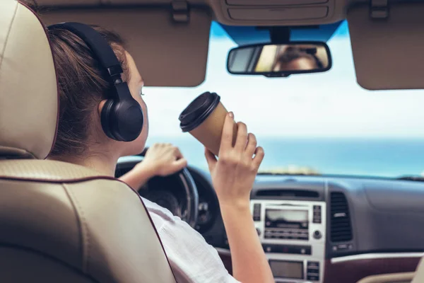 Autofahrerin Mit Kopfhörer Steuer Mädchen Entspannen Sich Auto Reise Trinken — Stockfoto