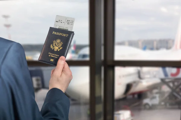 Άνδρας Επιχειρηματίας Μπλε Κοστούμι Που Κρατά Αμερικανικό Διαβατήριο Κάρτα Επιβίβασης — Φωτογραφία Αρχείου
