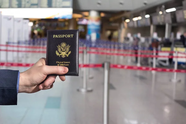 身穿蓝色西装 持有美国护照的男人 在机场办理登机手续的对面 Usa — 图库照片