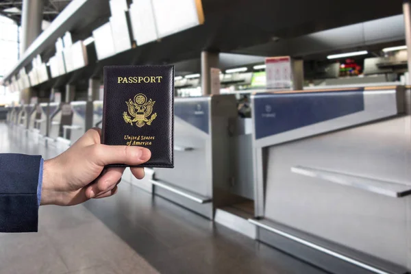 Mann Geschäftsmann Blauen Anzug Mit Amerikanischem Pass Flughafen Gegenüber Dem — Stockfoto