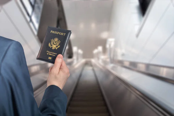 Чоловік Бізнесмен Блакитному Костюмі Валізою Тримає Американський Паспорт Посадковим Талоном — стокове фото