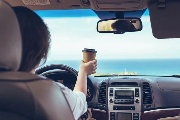 Donna Conducente Bere Caffè Tazza Carta All Interno Dell Auto — Foto Stock