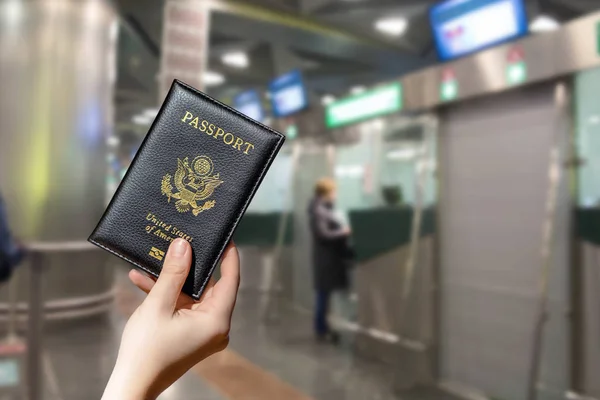 Frau Mit Amerikanischem Pass Auf Dem Flughafen Gegenüber Der Einwanderungs — Stockfoto