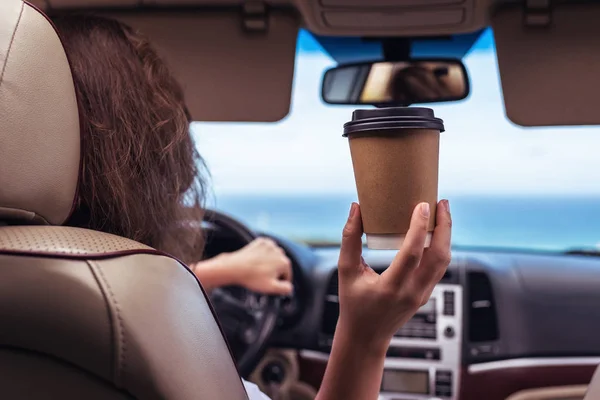 Autofahrerin Trinkt Kaffeepappbecher Während Der Fahrt Auto Mädchen Entspannen Auto — Stockfoto