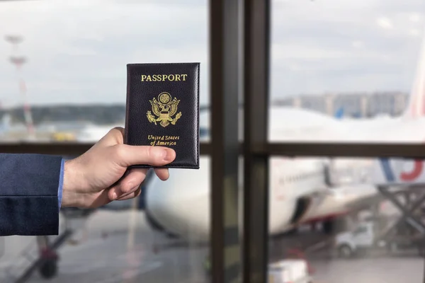Mężczyzna Biznesmen Niebieskim Garniturze Amerykańskim Paszportem Strefie Oczekiwania Lotnisku Patrząc — Zdjęcie stockowe