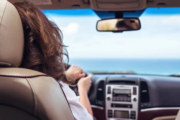 Frau Steuer Eines Autos Entspannen Auto Reise Entlang Ozean Tropischen — Stockfoto