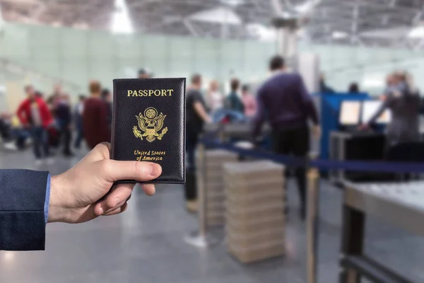 Άνδρας Επιχειρηματίας Μπλε Κοστούμι Αμερικανικό Διαβατήριο Στο Αεροδρόμιο Απέναντι Από — Φωτογραφία Αρχείου