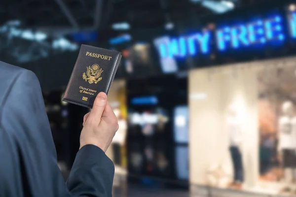 Чоловік Бізнесмен Блакитному Костюмі Валізою Тримає Американський Паспорт Посадковим Талоном — стокове фото