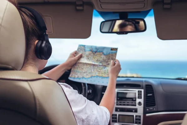 Autofahrerin Mit Kopfhörer Steuer Und Blick Auf Die Landkarte Mädchen — Stockfoto