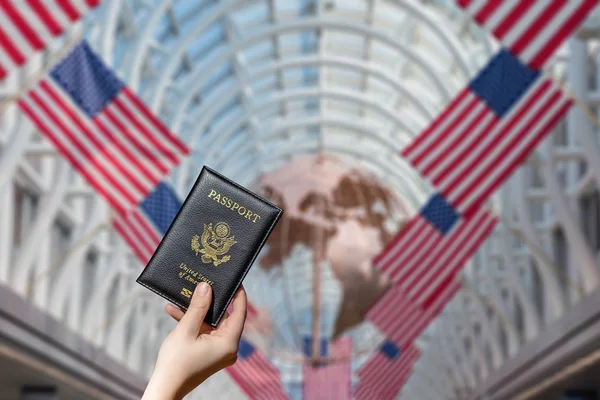 持美国护照的妇女在乔卡果机场举着美国国旗 Usa — 图库照片