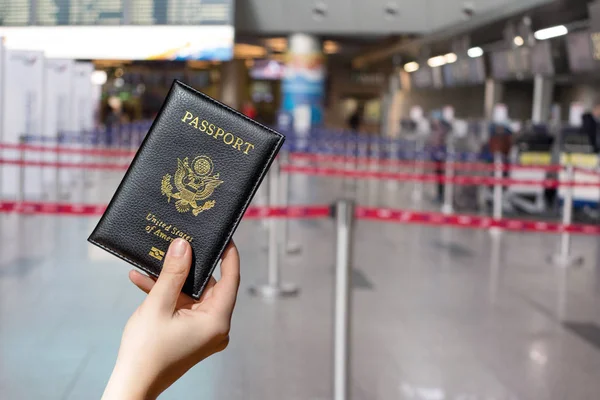 체크인 반대편에 공항에서 여권을 있습니다 — 스톡 사진
