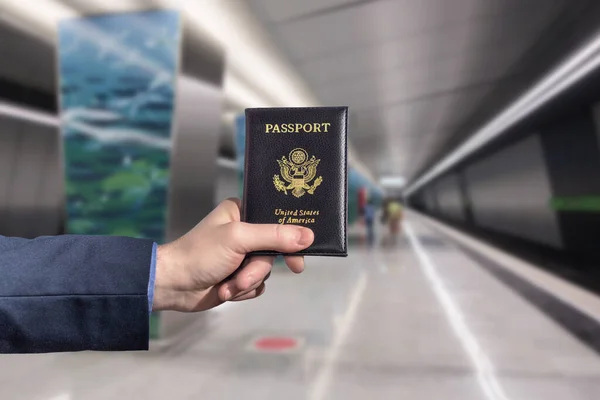 Man Affärsman Blå Kostym Innehav Amerikanskt Pass Med Flygplatsen Tåget — Stockfoto