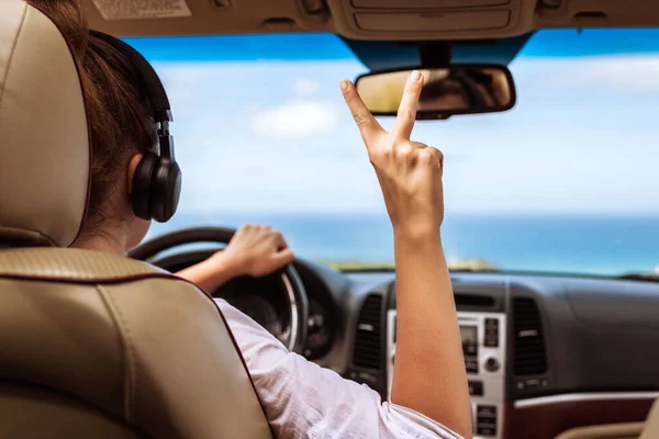 Una Donna Con Cuffie Che Guida Auto Con Pollici Alto — Foto Stock