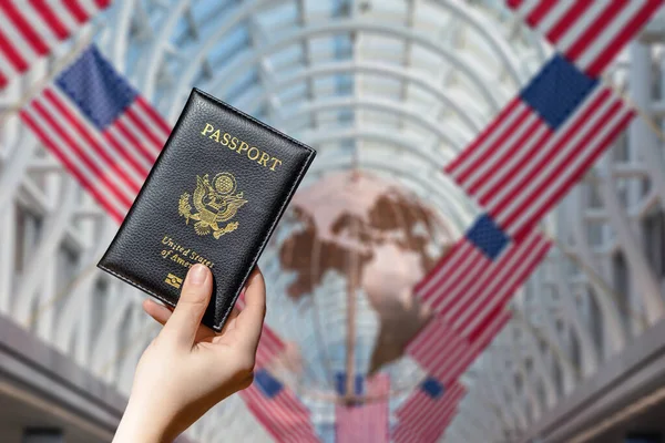 Kvinnlig Hand Med Amerikanskt Pass Flygplatsen Chocago Med Amerikanska Flaggor — Stockfoto