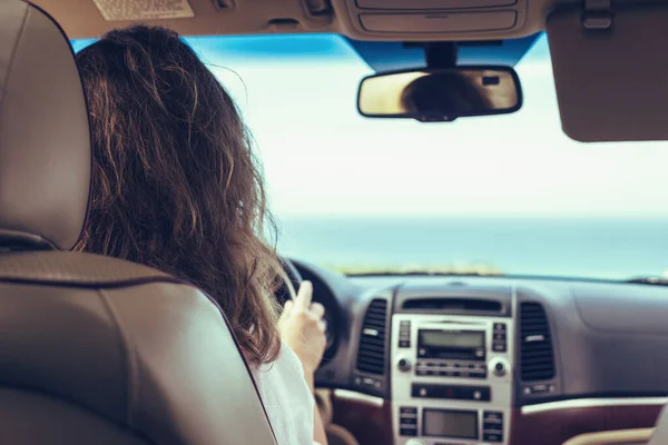 Frau Steuer Eines Autos Entspannen Auto Reise Entlang Ozean Tropischen — Stockfoto