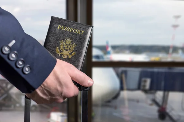 Чоловік Бізнесмен Синьому Костюмі Валізою Тримає Американський Паспорт Зоні Очікування — стокове фото