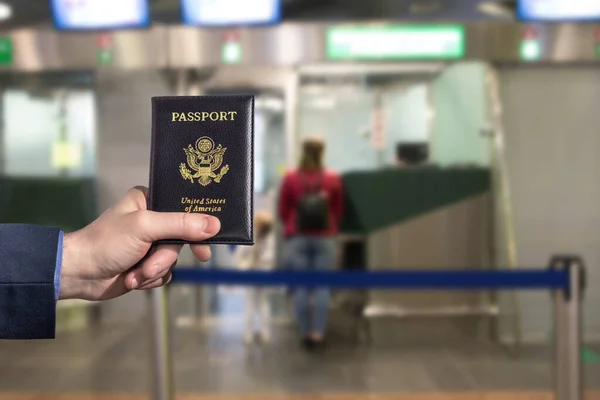 Man Affärsman Blå Kostym Som Innehar Amerikanskt Pass Flygplatsen Mittemot — Stockfoto