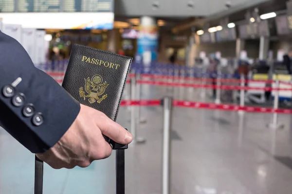 Чоловік Бізнесмен Синьому Костюмі Валізою Тримає Американський Паспорт Аеропорту Навпроти — стокове фото