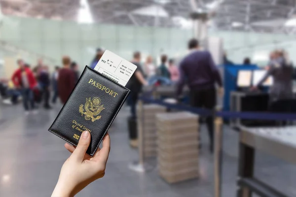 Γυναίκα Χέρι Κρατώντας Αμερικανικό Διαβατήριο Κάρτα Επιβίβασης Στο Αεροδρόμιο Απέναντι — Φωτογραφία Αρχείου