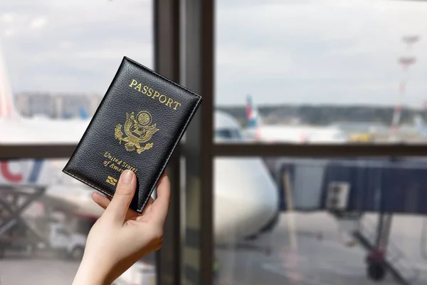 Femme Tenant Passeport Américain Dans Zone Attente Aéroport Regardant Par — Photo