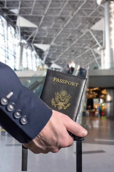 Мужчина Бизнесмен Синем Костюме Чемоданом Держащим Американский Паспорт Эскалаторе Аэропорта — стоковое фото