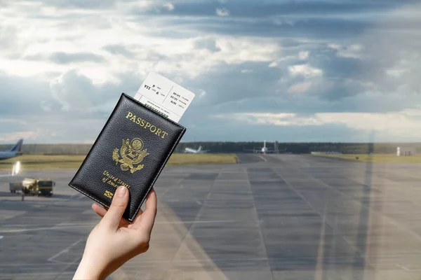 Γυναίκα Χέρι Κρατώντας Αμερικανικό Διαβατήριο Κάρτα Επιβίβασης Στη Ζώνη Αναμονής — Φωτογραφία Αρχείου