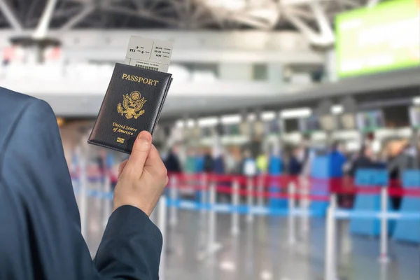 Man Affärsman Blå Kostym Med Amerikanskt Pass Med Boardingkort Flygplatsen — Stockfoto