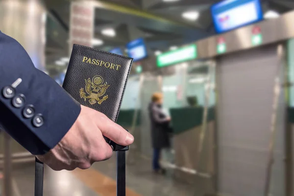 Mann Geschäftsmann Blauem Anzug Und Koffer Mit Amerikanischem Pass Auf — Stockfoto