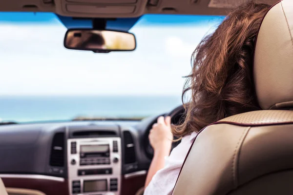 Kobieta Prowadzi Samochód Relaksujący Się Podróży Samochodem Podróżując Wzdłuż Tropikalnej — Zdjęcie stockowe