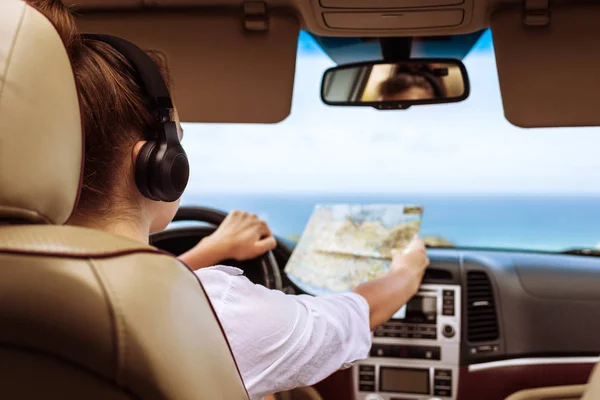 Autofahrerin Mit Kopfhörer Steuer Und Blick Auf Die Landkarte Mädchen — Stockfoto