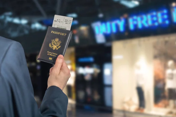 Άντρας Επιχειρηματίας Μπλε Κοστούμι Που Κρατά Αμερικανικό Διαβατήριο Κάρτα Επιβίβασης — Φωτογραφία Αρχείου