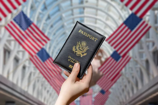 持美国护照的妇女在乔卡果机场举着美国国旗 Usa — 图库照片