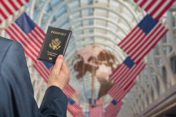 身穿蓝色西装 持美国护照的男飞行员在乔卡果机场举着美国国旗 Usa — 图库照片