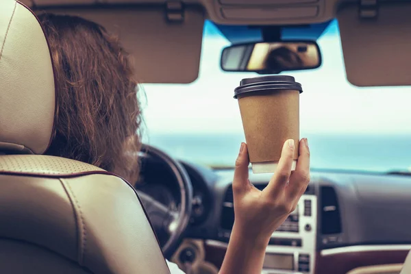 Donna Conducente Bere Caffè Tazza Carta All Interno Dell Auto — Foto Stock