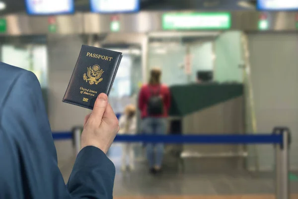 身穿蓝色西服的人 手提箱里装有美国护照 在机场与移民和护照管制相对的地方有登机证 Usa — 图库照片