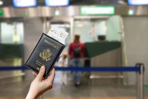 Frau Mit Amerikanischem Pass Und Bordkarte Auf Dem Flughafen Gegenüber — Stockfoto