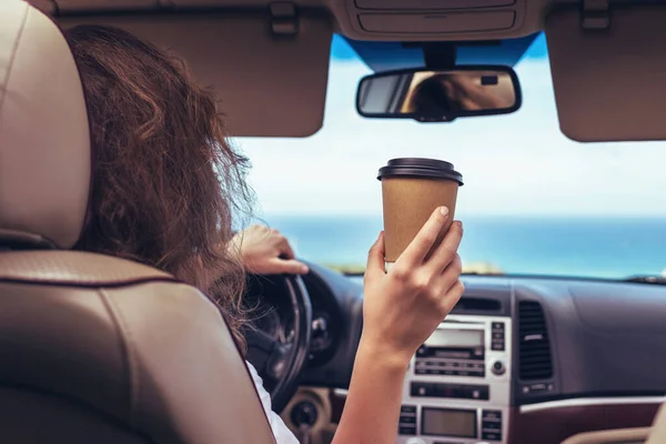 Autofahrerin Trinkt Kaffeepappbecher Während Der Fahrt Auto Mädchen Entspannen Auto — Stockfoto