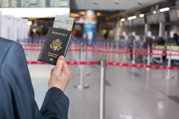 Чоловік Бізнесмен Синьому Костюмі Тримає Американський Паспорт Посадковим Талоном Аеропорту — стокове фото