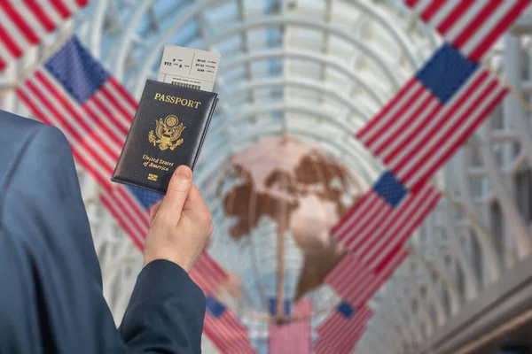 Man Zakenman Een Blauw Pak Met Koffer Met Amerikaans Paspoort — Stockfoto