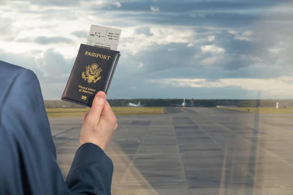 Homem Homem Negócios Terno Azul Segurando Passaporte Americano Com Cartão — Fotografia de Stock