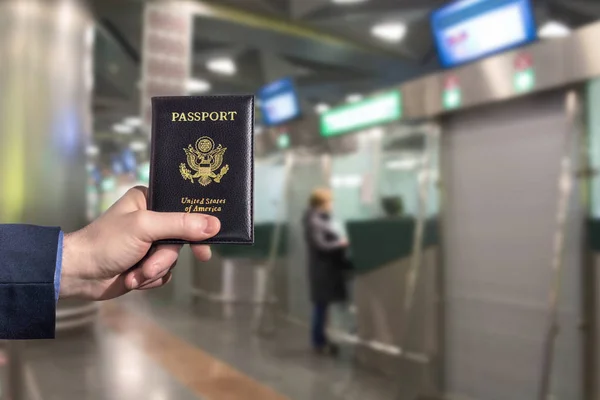 Чоловік Бізнесмен Синьому Костюмі Тримає Американський Паспорт Аеропорту Навпроти Імміграції — стокове фото