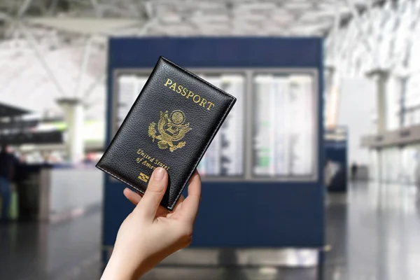 持美国护照的妇女在机场对面登机检查 Usa — 图库照片