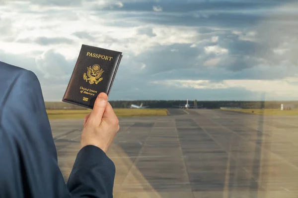 Чоловік Бізнесмен Синьому Костюмі Валізою Тримає Американський Паспорт Посадковим Талоном — стокове фото